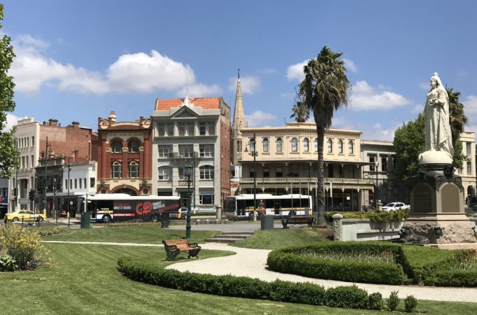 Photo of central Bendigo looking towards old style buildings
