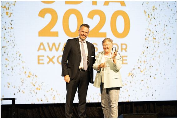 Jude Munro accepting award from UDIA Treasurer Tom Trevaskis 2021